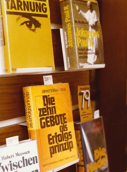 PALLAS-Seminare - erste Bücher im Regal
