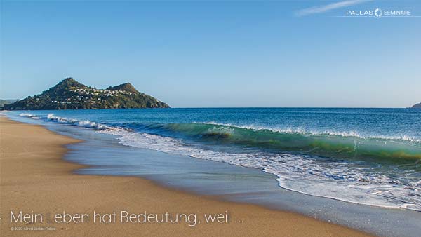 PALLAS-Seminare Desktop Preview - Pauanui Beach mit Blick auf Mount Paku, Neuseeland