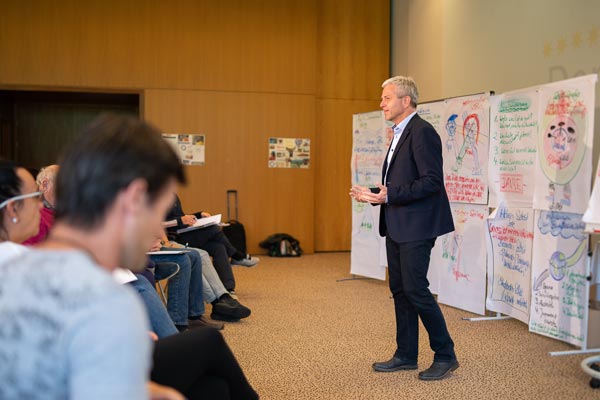 Nikolaus Graser - Seminarleiter der PALLAS-Seminare vor einer Seminargruppe