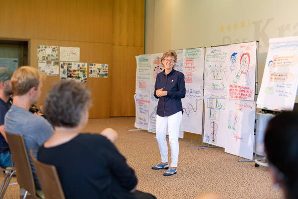 Doris Endreß - Seminarleiterin der PALLAS-Seminare vor einer Seminargruppe