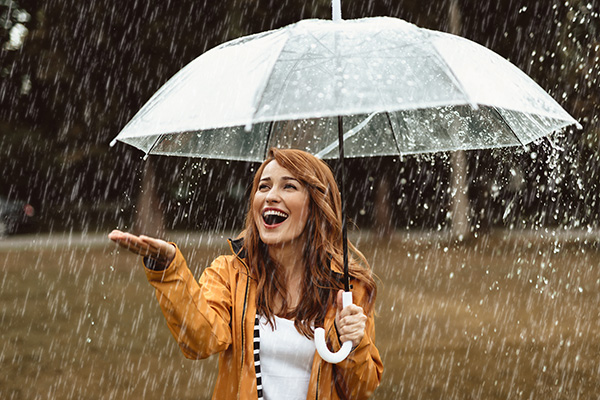 glückliche Frau mit Regenschirm